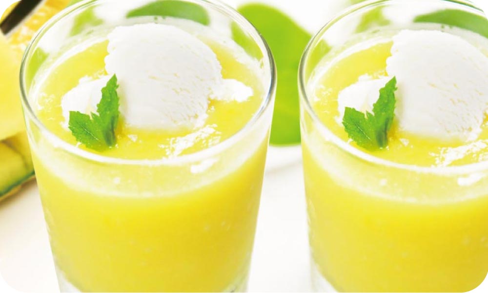 マスクメロンジュースにバニラアイスを乗せて